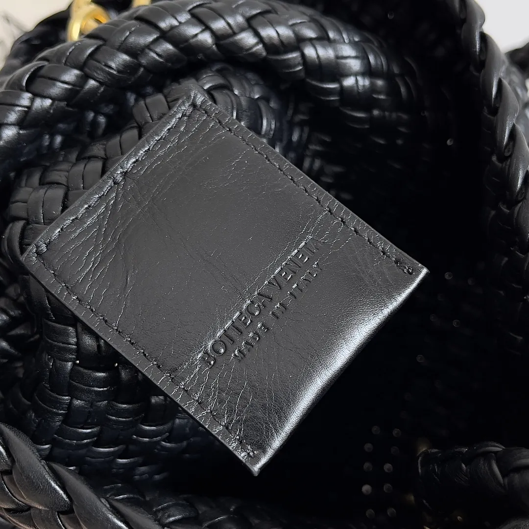 Batch 3760 BV collectible small woven handbags are really YYDS!! Bottega Veneta’s most classic small woven handbags are back! ! We use the highest quality leather with the highest craftsmanship❤️ to create the most expensive works. We have created the Intrecciato leather weaving process❤️ This unique traditional exclusive leather weaving method has not only become our logo but also reflects the time-consuming and labor-intensive craftsmanship of our products❤️ The new TOSCA handbag must be a selection worth collecting🆕 Style number: 776755 Size: 20*15.5*7cm
